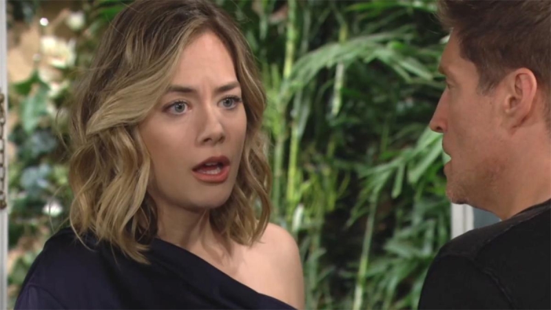 Hope (Annika Noelle)peine à croire ce qu'elle voit. Top Models,
épisode 9265 (3 janvier 2025,
RTL9)