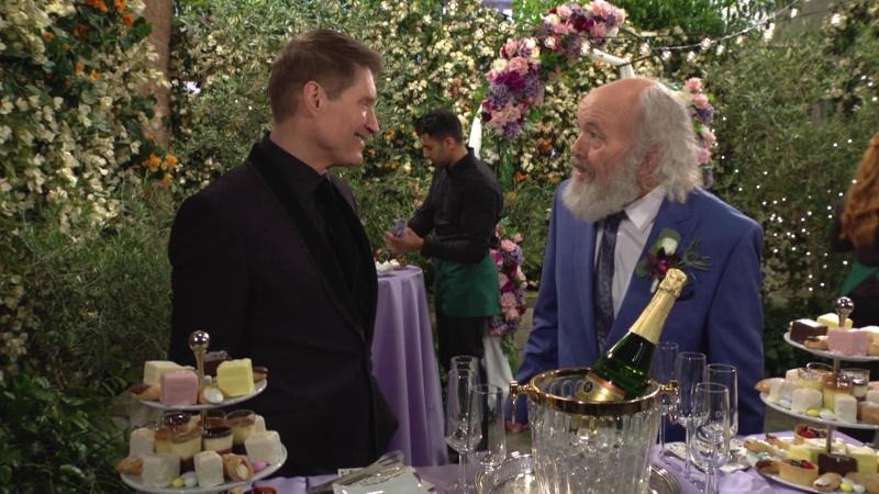 Deacon tient à remercier Tom (Clint Howard). Top Models,
                     épisode 9278 (13 août 2024,
RTS)