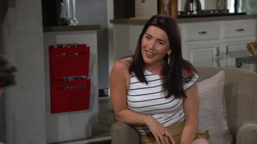 Steffy (Jacqueline MacInnes Wood) est aux anges pour son frère ! Top Models,
épisode 9311 (27 septembre 2024,
RTS)