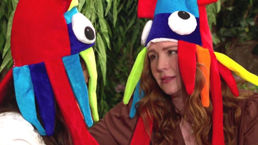 Mariah (Camryn Grimes) et Tessa (Cait Fairbanks) s'aiment, même avec ces chapeaux ! Les Feux de l'Amour,
épisode 12920 (24 juillet 2024,
CBS)
