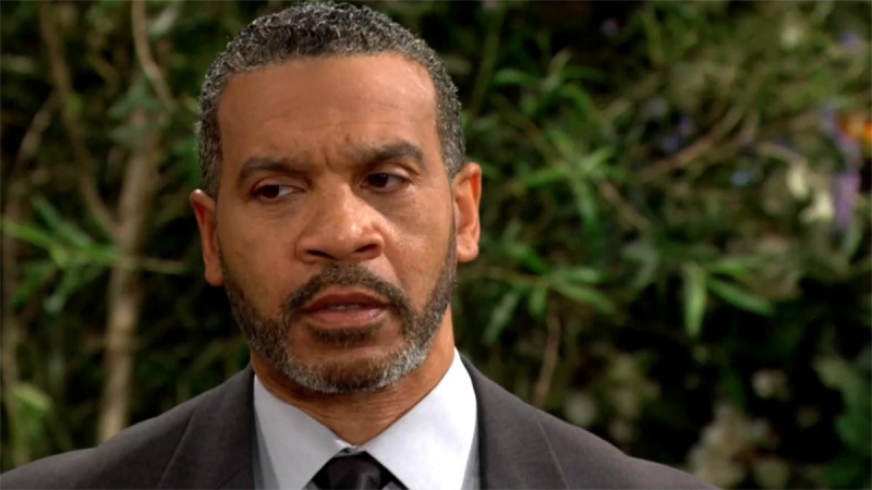 Justin (Aaron D. Spears) semble anxieux. Top Models,
                     épisode 9324 (16 octobre 2024,
RTS)