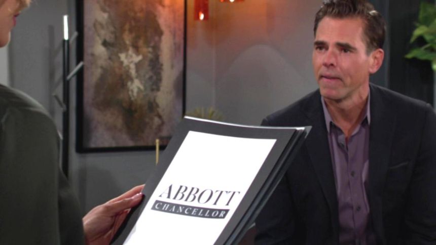 Billy (Jason Thompson) présente un nouveau logo à Lily. Les Feux de l'Amour,
épisode 12922 (26 juillet 2024,
CBS)