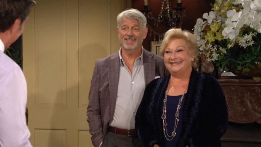 Alan (Christopher Cousins) et Traci (Beth Maitland) sont de retour à Genoa City ! Les Feux de l'Amour,
épisode 12974 (8 octobre 2024,
CBS)