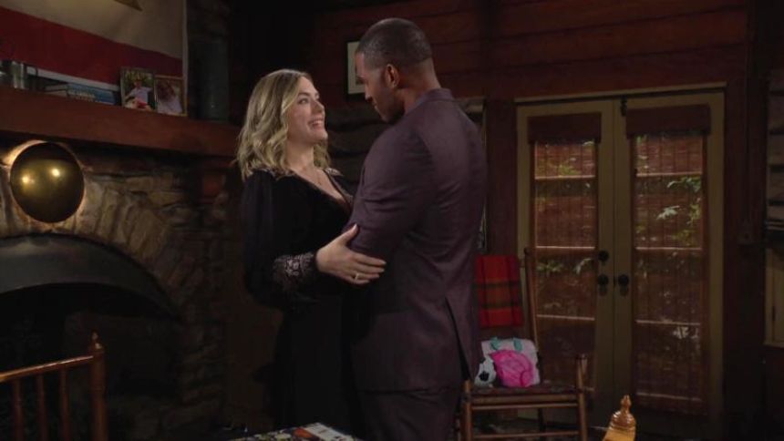 Hope (Annika Noelle) se sent protégée avec Carter. Top Models,
épisode 9403 (16 juillet 2025,
RTL9)