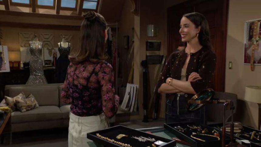 Ivy (Ashleigh Brewer) s’amuse de voir sa nièce amoureuse. Top Models,
épisode 9405 (6 février 2025,
RTS)