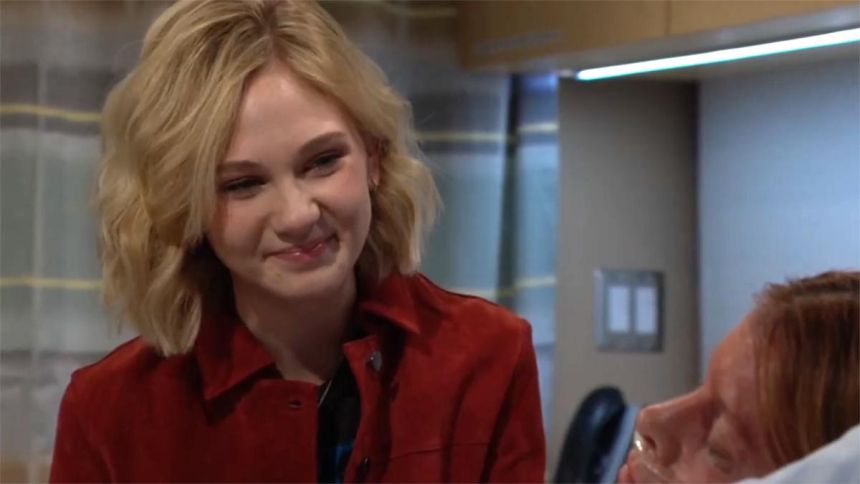 Lucy (Lily Brooks O’Briant) est au chevet de Phyllis à l'hôpital. Les Feux de l'Amour,
épisode 13006 (21 novembre 2024,
CBS)