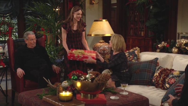 Claire (Hayley Erin) espère vraiment que son cadeau plaira à ses grands-parents. Les Feux de l'Amour,
                     épisode 13026 (23 décembre 2024,
CBS)