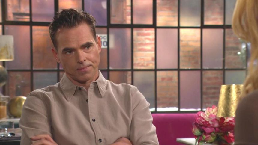Billy (Jason Thompson) se méfie de ce que Phyllis va annoncer. Les Feux de l'Amour,
                     épisode 13034 (7 janvier 2025,
CBS)