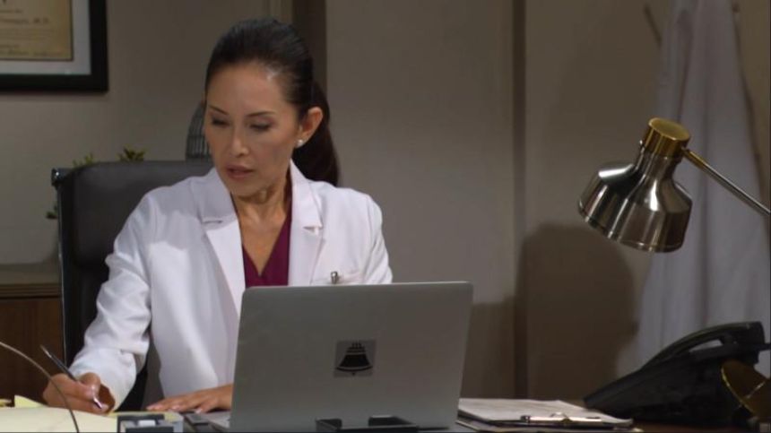 Li (Naomi Matsuda) a une idée... Amour, Gloire et Beauté/Top Models,
épisode 9441 (13 janvier 2025,
CBS)