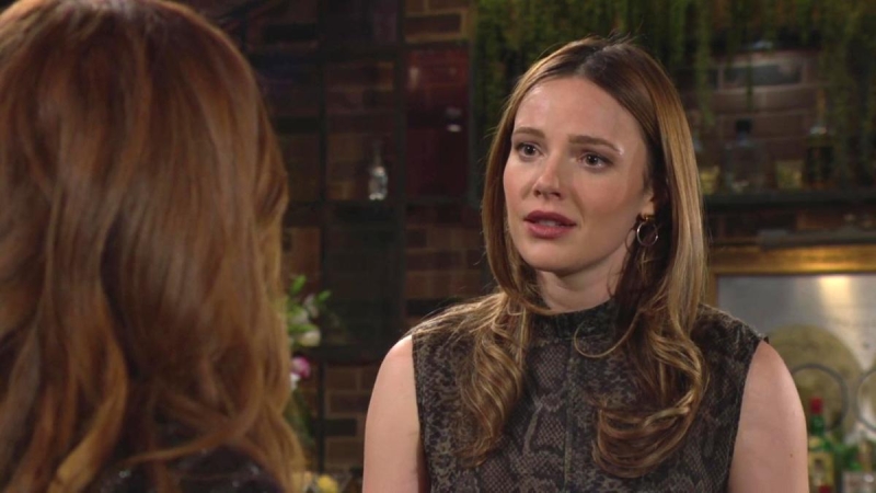 Tessa (Cait Fairbanks) encourage Mariah à changer de regard sur Ian. Les Feux de l'Amour,
                     épisode 13045 (23 janvier 2025,
CBS)