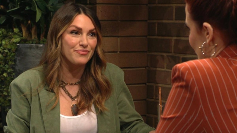Chloe (Elizabeth Hendrickson) connaît bien les qualités et les défauts de Billy. Les Feux de l'Amour,
épisode 13056 (7 février 2025,
CBS)