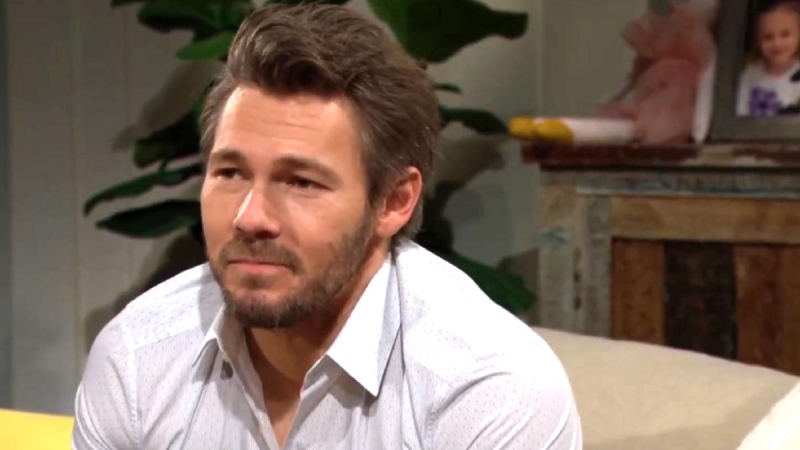 Liam (Scott Clifton) confie ses peines à Steffy. Top Models,
épisode 9468 (6 mai 2025,
RTS)