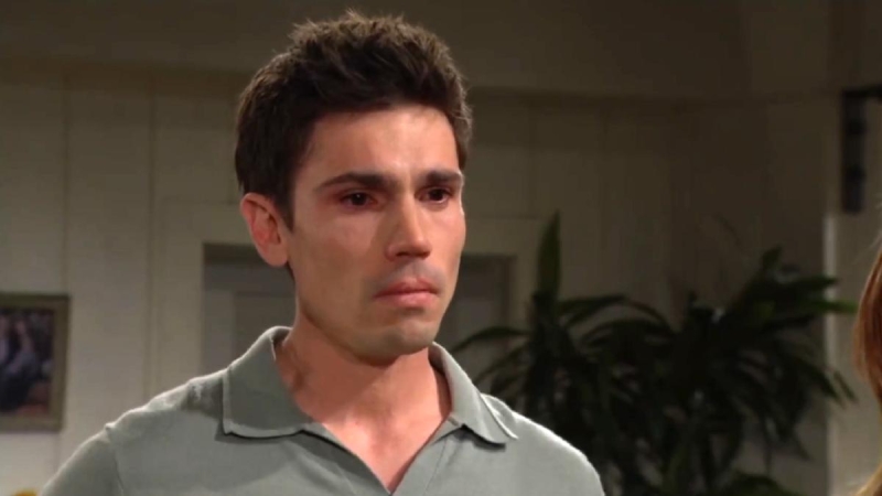 Finn (Tanner Novlan) peine à annoncer la vérité à Steffy. Top Models,
épisode 9470 (8 mai 2025,
RTS)