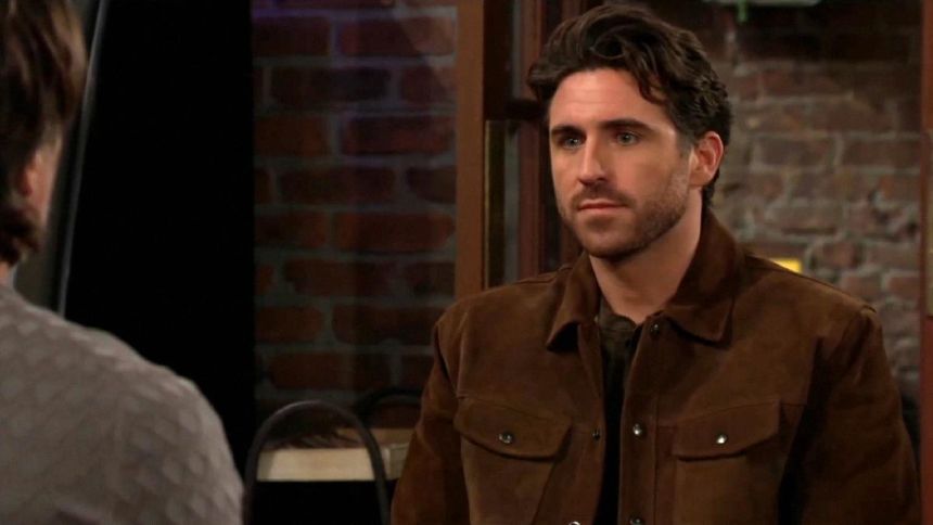 L'enquête de Chance (Conner Floyd) avance. Les Feux de l'Amour,
                     épisode 13073 (4 mars 2025,
CBS)