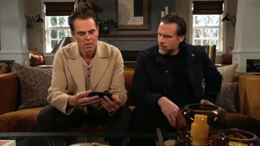 Une nouvelle découverte alarme Billy (Jason Thompson) et Nick (Joshua Morrow). Les Feux de l'Amour,
épisode 13080 (13 mars 2025,
CBS)