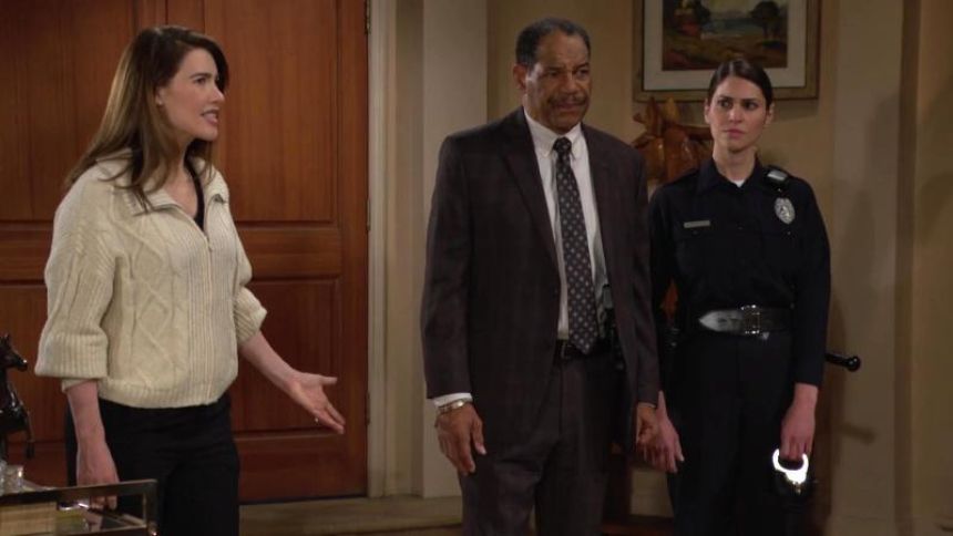 Le Commissaire Baker (Dan Martin) est désolé... Amour, Gloire et Beauté/Top Models,
épisode 9483 (13 mars 2025,
CBS)
