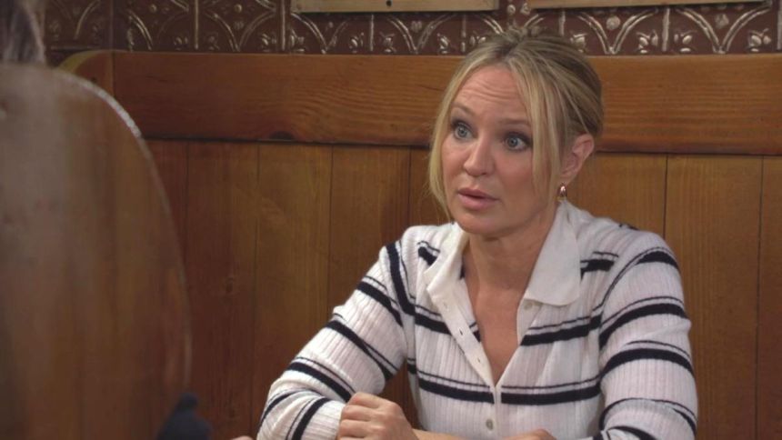 Sharon (Sharon Case) sait que c'est grâce à Phyllis (Michelle Stafford) qu'elle est toujours en vie. Les Feux de l'Amour,
                     épisode 13082 (17 mars 2025,
CBS)