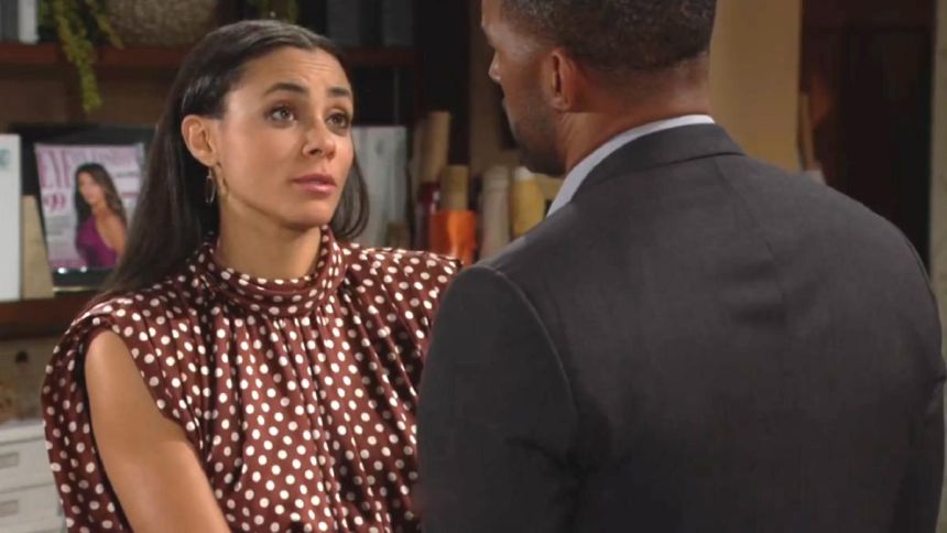 Daphne (Murielle Hilaire) fait comprendre à Carter qu'elle est là pour lui. Amour, Gloire et Beauté/Top Models,
                     épisode 9490 (26 mars 2025,
CBS)