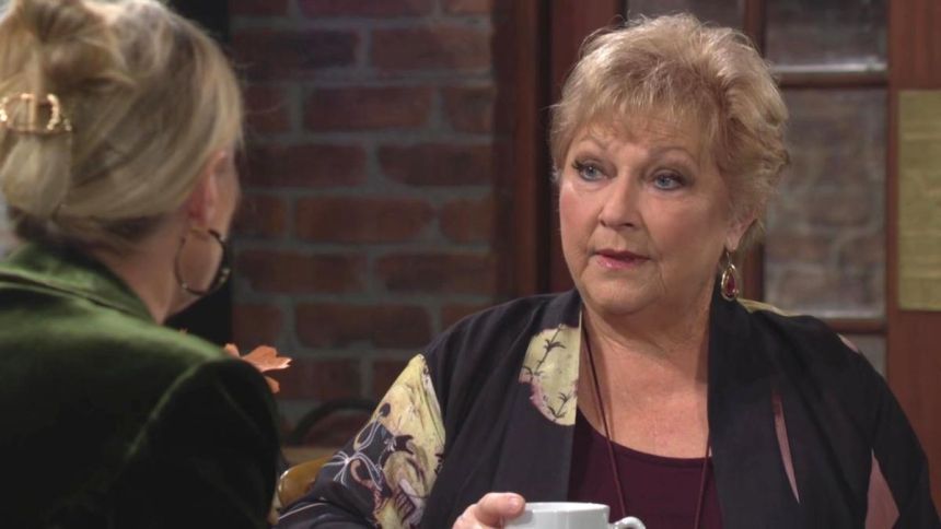 Traci (Beth Maitland) en apprend plus sur l'enlèvement de Sharon et Phyllis. Les Feux de l'Amour,
épisode 13087 (26 mars 2025,
CBS)