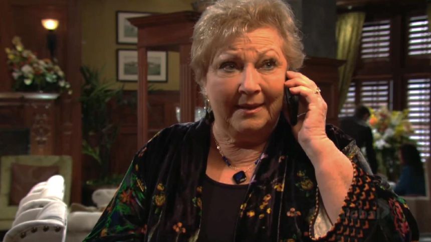 Traci (Beth Maitland) reçoit le coup de fil qu'elle attendait. Les Feux de l'Amour,
épisode 13093 (3 avril 2025,
CBS)