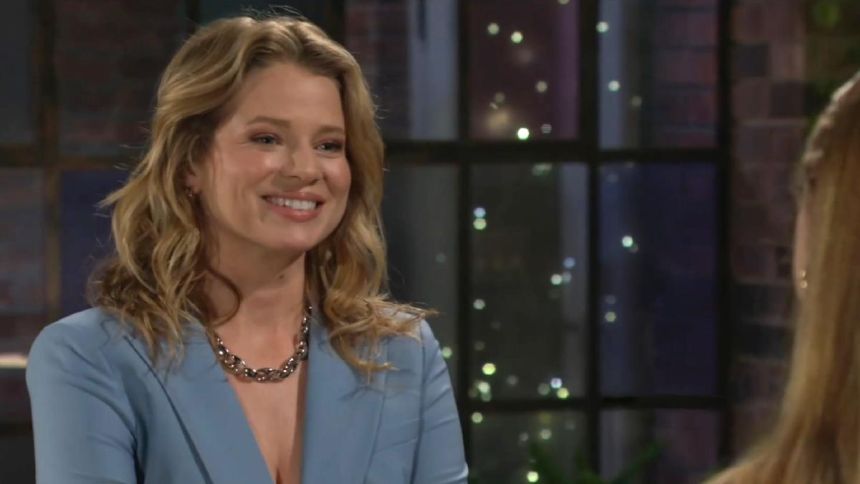 Face à Claire, Summer (Allison Lanier) se force toujours autant à sourire... Les Feux de l'Amour,
épisode 13095 (7 avril 2025,
CBS)