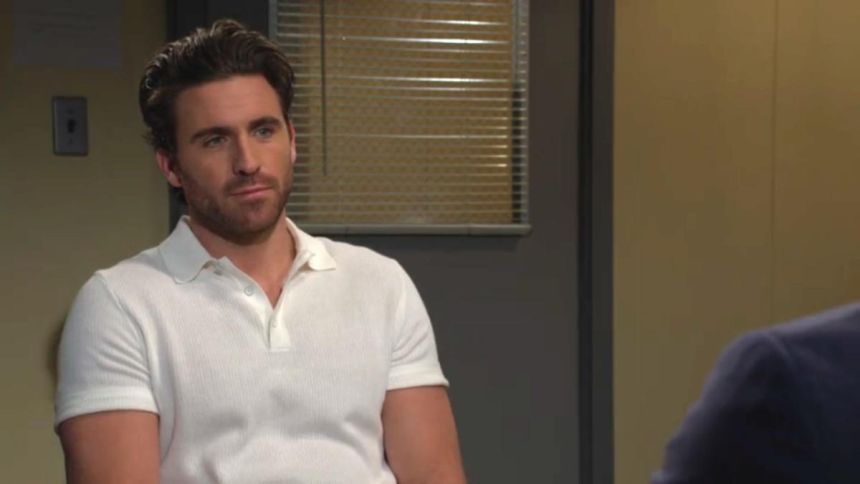 Chance (Conner Floyd) écoute les arguments de son suspect. Les Feux de l'Amour,
                     épisode 13098 (10 avril 2025,
CBS)