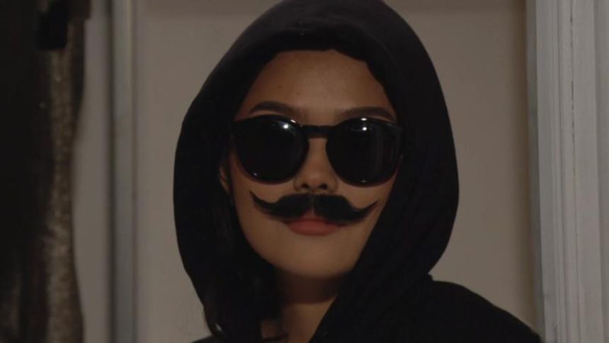 Impossible d’identifier Luna (Lisa Yamada) sous ce déguisement ! Amour, Gloire et Beauté/Top Models,
                     épisode 9502 (11 avril 2025,
CBS)