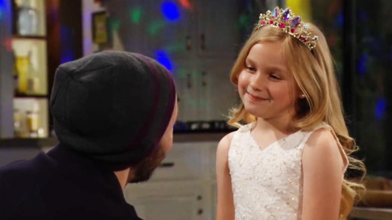 Kelly (Sophia Paras-McKinley) profite de la soirée avec son père. Amour, Gloire et Beauté/Top Models,
                     épisode 9508 (21 avril 2025,
CBS)