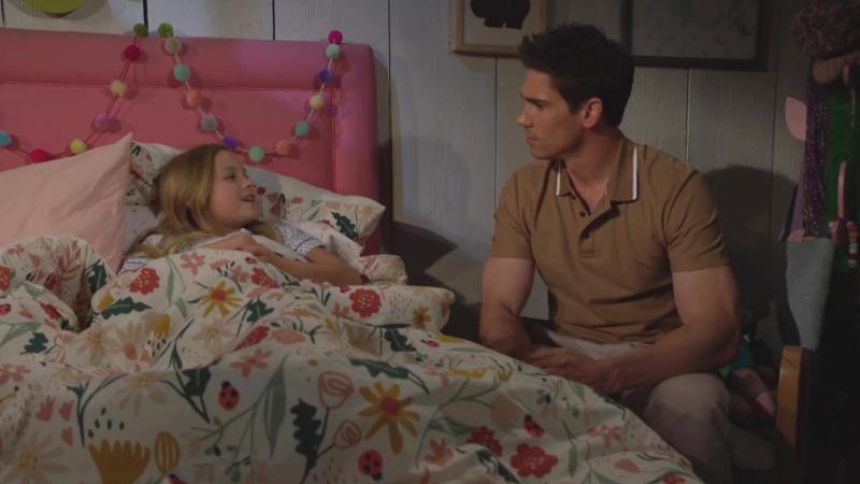 Kelly (Sophia Paras-McKinley) passe un bon moment avec Finn. Amour, Gloire et Beauté/Top Models,
                     épisode 9510 (23 avril 2025,
CBS)