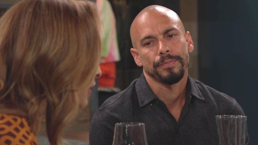 Devon (Bryton James) se demande si les informations de Victor sont fiables. Les Feux de l'Amour,
                     épisode 13118 (8 mai 2025,
CBS)