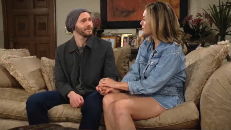 Hope (Annika Noelle) et Liam (Scott Clifton) se remémorent leurs souvenirs communs. Amour, Gloire et Beauté/Top Models,
épisode 9523 (13 mai 2025,
CBS)