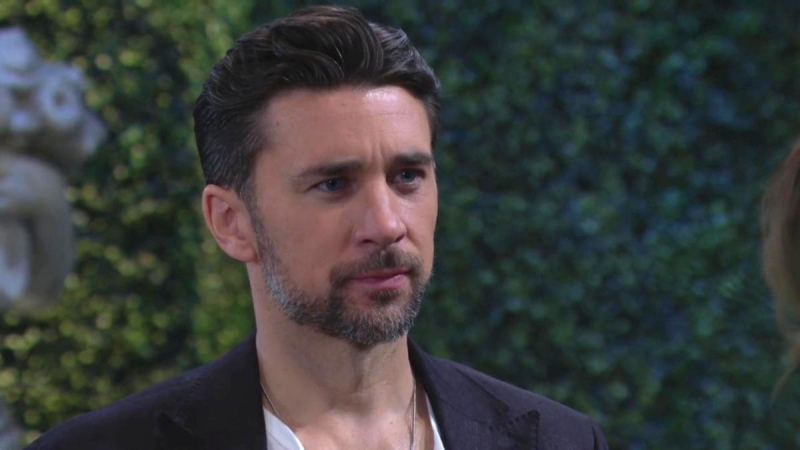 Aristotle (Billy Flynn) révèle qui se cache derrière cet alias. Les Feux de l'Amour,
épisode 13149 (20 juin 2025,
CBS)