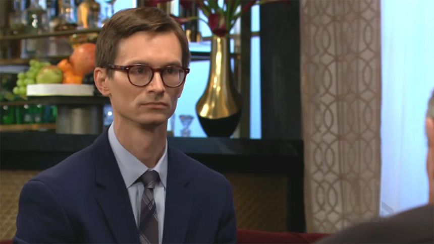 Carter (Vincent Stalba) est la cible de sérieux soupçons... Les Feux de l'Amour,
                     épisode 13173 (24 juillet 2025,
CBS)