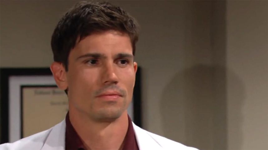 Finn (Tanner Novlan) a des questions pour le Dr. Buckingham. Amour, Gloire et Beauté/Top Models,
                     épisode 9580 (1 août 2025,
CBS)
