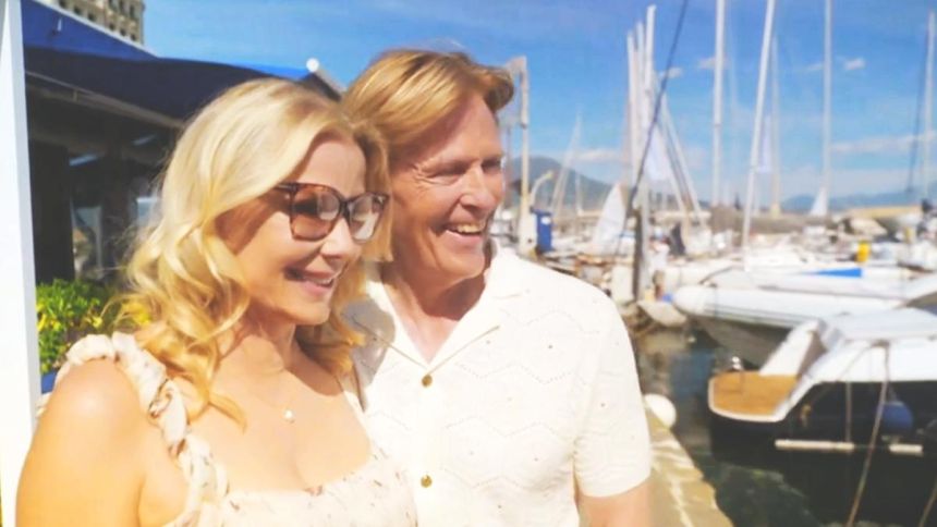 Brooke (Katherine Kelly Lang) s'apprête à partir avec Nick (Jack Wagner) en croisière. Amour, Gloire et Beauté/Top Models,
épisode 9581 (4 août 2025,
CBS)