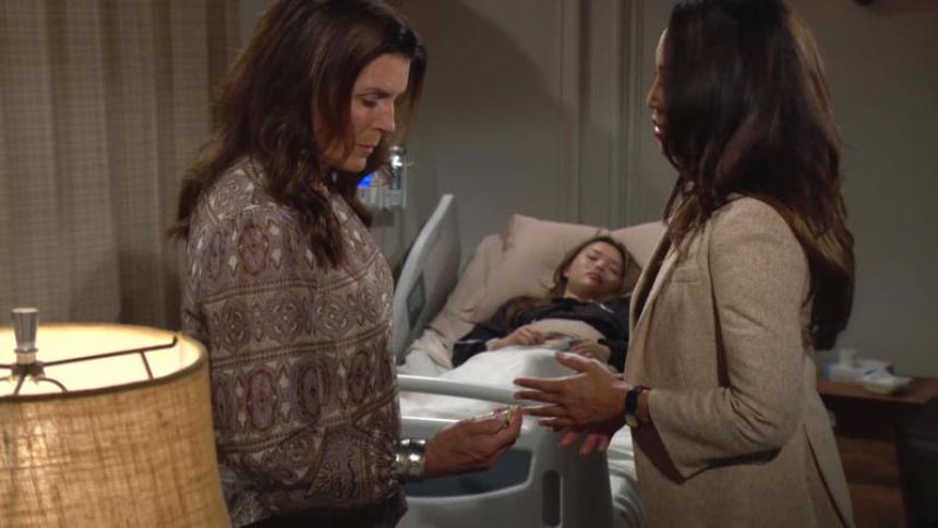 Sheila (Kimberlin Brown) et Li (Naomi Matsuda) sont aux petits soins pour Luna. Amour, Gloire et Beauté/Top Models,
                     épisode 9587 (12 août 2025,
CBS)
