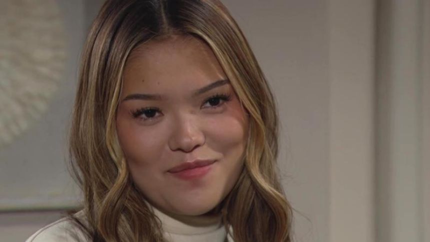 Luna (Lisa Yamada) ne doute pas une seconde de parvenir à ses fins. Amour, Gloire et Beauté/Top Models,
                     épisode 9599 (29 août 2025,
CBS)
