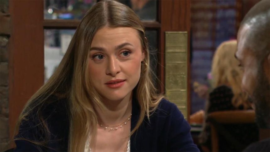 Claire (Hayley Erin) est surprise par l'invitation que lui fait Holden. Les Feux de l'Amour,
                     épisode 13216 (23 septembre 2025,
CBS)