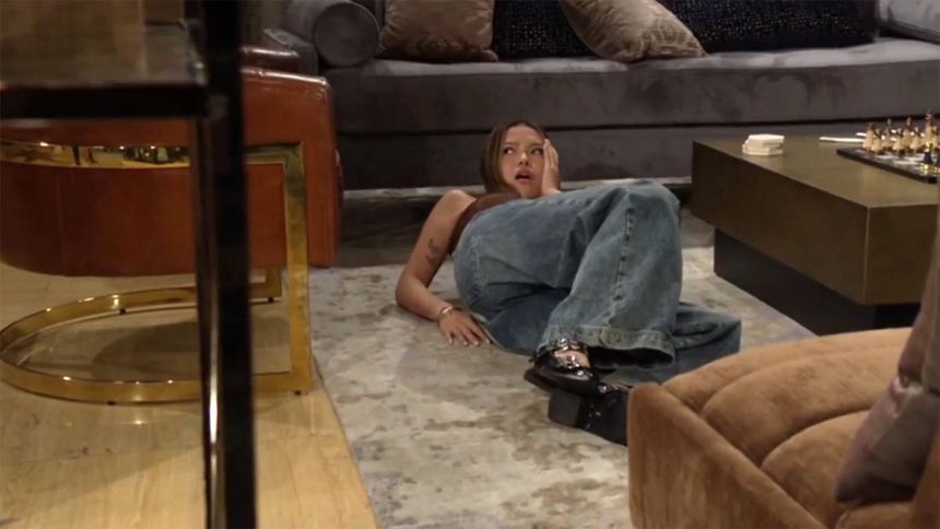 Luna (Lisa Yamada) ne pensait pas « Miss Précieuse » capable de l'envoyer au sol ! Amour, Gloire et Beauté/Top Models,
                     épisode 9620 (29 septembre 2025,
CBS)