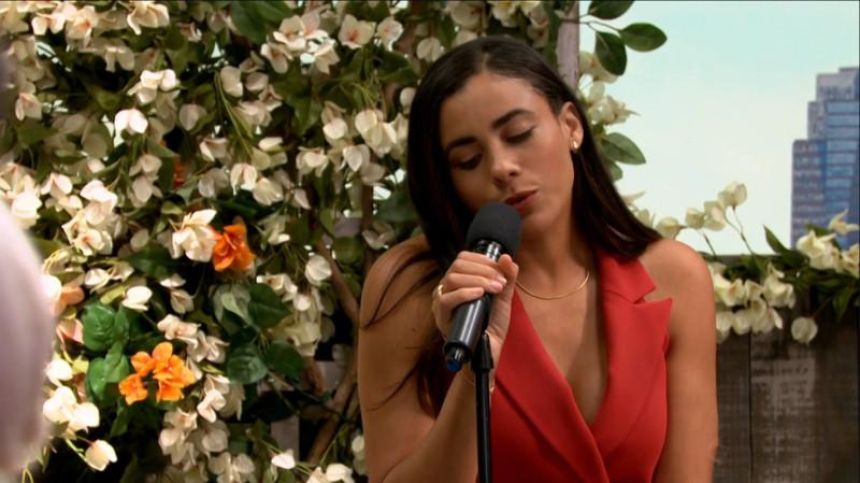 Daphne (Murielle Hilaire) est une chanteuse confirmée. Amour, Gloire et Beauté/Top Models,
                     épisode 9623 (2 octobre 2025,
CBS)