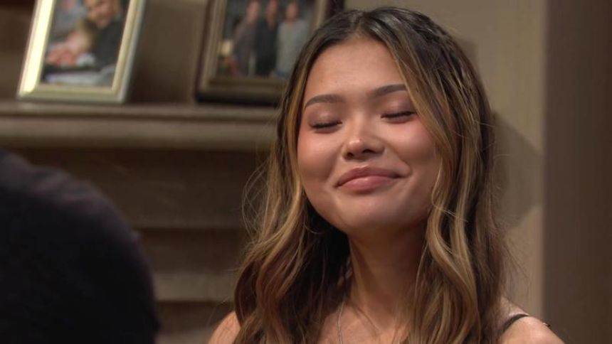 Luna (Lisa Yamada) ne doute pas une seconde… Amour, Gloire et Beauté/Top Models,
                     épisode 9629 (10 octobre 2025,
CBS)