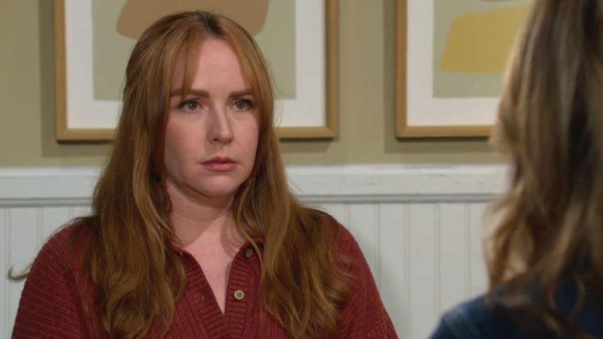 Mariah (Camryn Grimes) ne semble pas aller beaucoup mieux depuis son hospitalisation. Les Feux de l'Amour,
épisode 13233 (16 octobre 2025,
CBS)