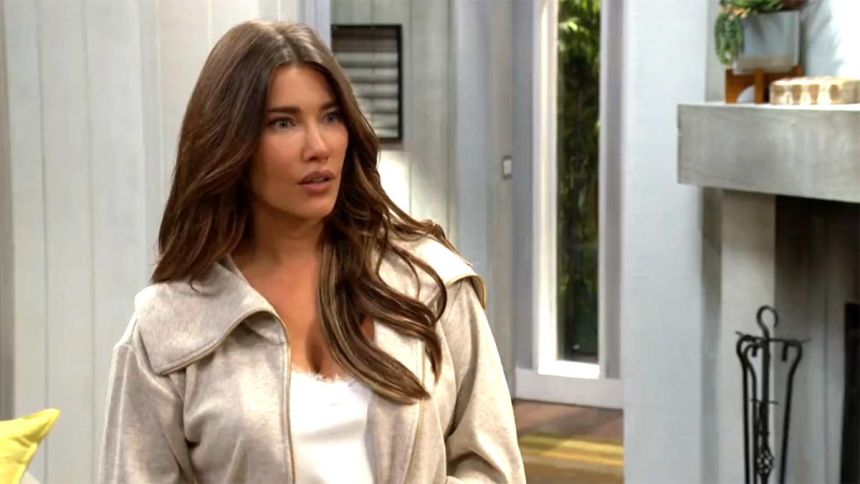 Steffy (Jacqueline MacInnes Wood) est sous le choc. Amour, Gloire et Beauté/Top Models,
épisode 9635 (20 octobre 2025,
CBS)