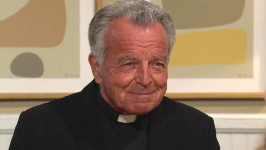 Ian Ward (Ray Wise) n'est jamais loin quand il s'agit de Mariah. Les Feux de l'Amour,
                     épisode 13236 (21 octobre 2025,
CBS)