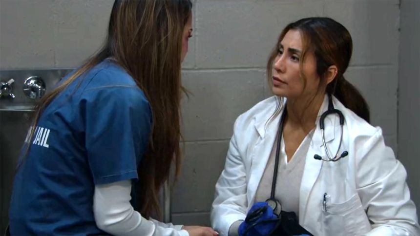 Un médecin vient constater les blessures de Luna (Lisa Yamada) en prison. Amour, Gloire et Beauté/Top Models,
épisode 9637 (22 octobre 2025,
CBS)