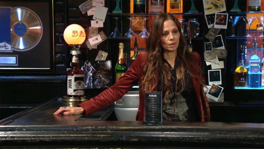 Sienna (Tamara Braun) subit un interrogatoire de Nick. Les Feux de l'Amour,
épisode 13238 (23 octobre 2025,
CBS)