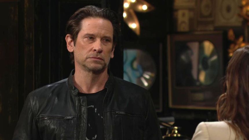 Mitch (Roger Howarth) ne comprend pas pourquoi Sienna est si nerveuse. Les Feux de l'Amour,
                     épisode 13246 (4 novembre 2025,
CBS)