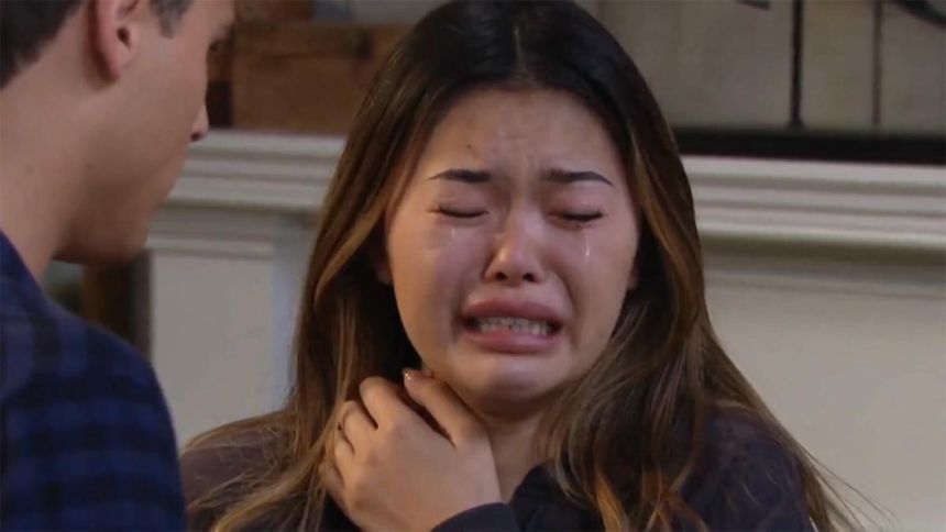 Aucune des larmes de Luna (Lisa Yamada) ne parvient à attendrir Will. Amour, Gloire et Beauté/Top Models,
                     épisode 9657 (19 novembre 2025,
CBS)