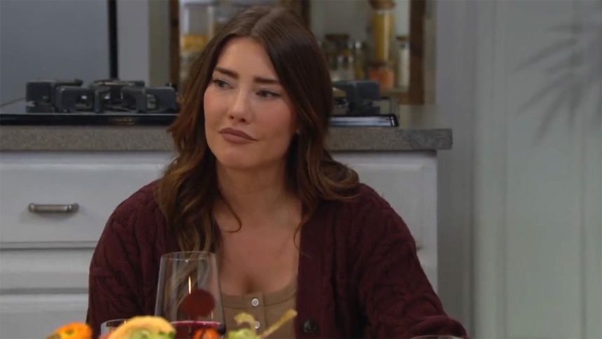 Steffy (Jacqueline MacInnes Wood) est heureuse de fêter Thanksgiving avec sa famille. Amour, Gloire et Beauté/Top Models,
                     épisode 9662 (26 novembre 2025,
CBS)