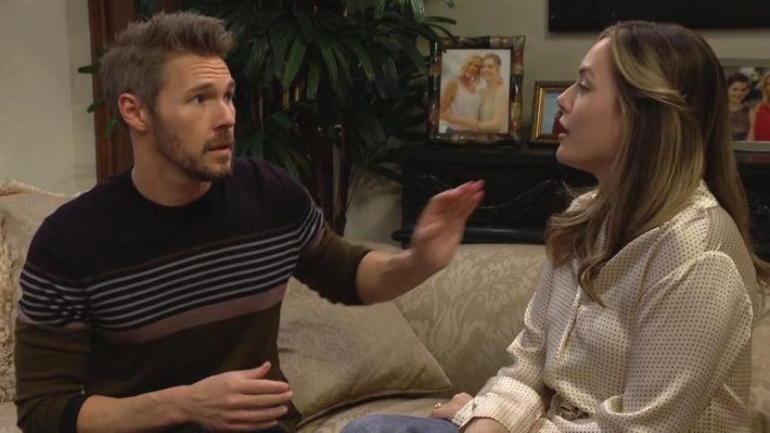Liam (Scott Clifton) et Hope (Annika Noelle) ne savent rien de ce que prépare leur fille… Amour, Gloire et Beauté/Top Models,
                     épisode 9669 (9 décembre 2025,
CBS)